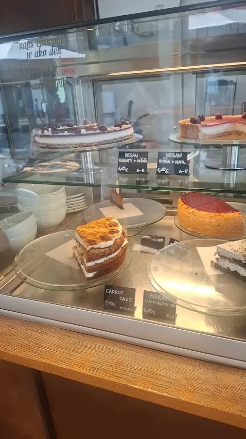 BookNoFees: Cafetería – Mondieu – Bratislava – Dios mío, foto 2