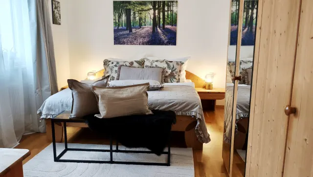 BookNoFees: alojamiento vacacional en Bensheim, Hesse, Alemania – Habitación con cama doble, obra de arte con motivos del bosque y ropero con espejos