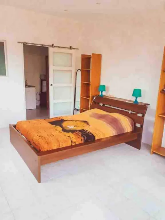 BookNoFees: Bungalow tranquilo con patio lleno de flores y cocina de verano – Agde