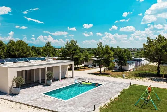 BookNoFees: Casa móvil tranquila con piscina y vista despejada – Privlaka