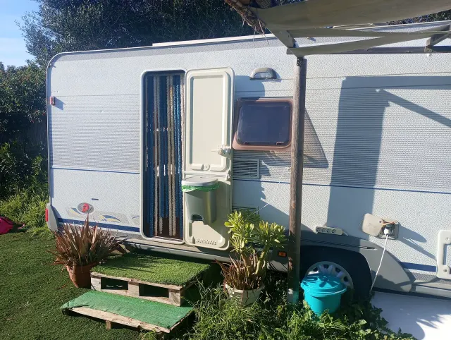BookNoFees: Caravana vintage restaurada con porche y jardín – El Palmar De Vejer