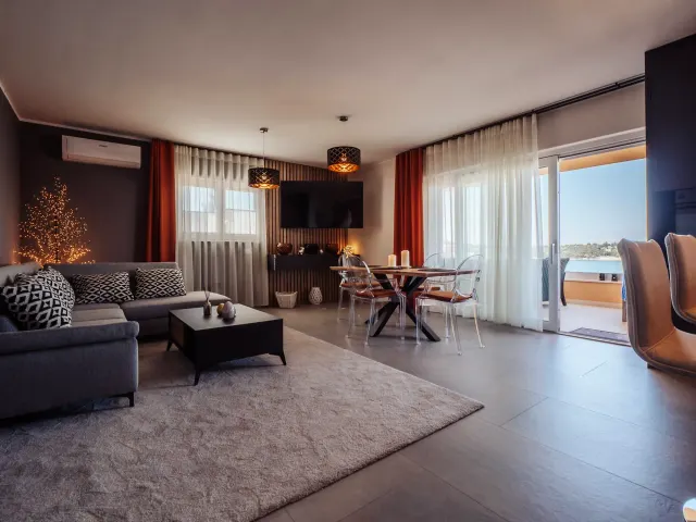 BookNoFees: alojamiento vacacional en Rogoznica – Elegante departamento de diseño con terraza y vista al mar, planta baja
