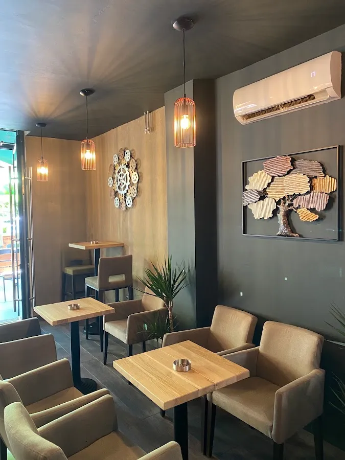 BookNoFees: Cafetería – Brown bar – Zagreb – Barra marrón, foto 1