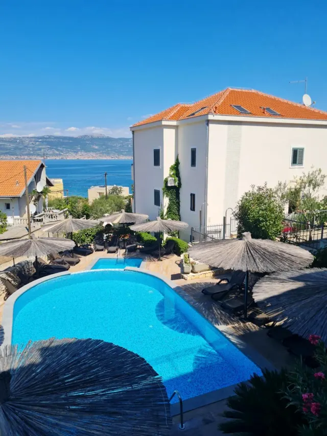 BookNoFees: Tranquilo departamento de vacaciones con piscina y área para asar – Slatine