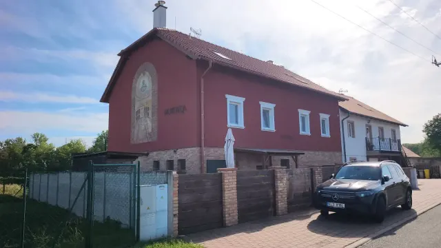 BookNoFees: alojamiento vacacional en Jevišovka – Departamento con terraza