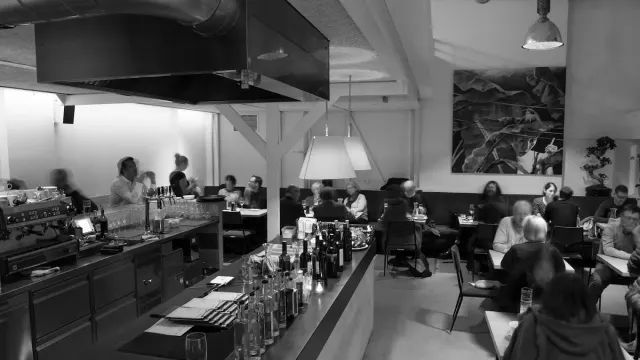 BookNoFees: Restaurante – Das Lokal im Hof – Vienna – El local en el patio, foto 2