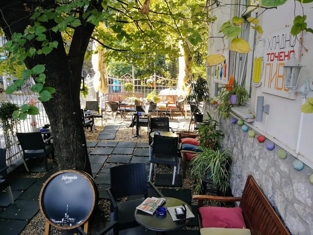 BookNoFees: Cafetería – Caffe Galerija Priča – Belgrade – Caffe Galerija Priča, foto 1