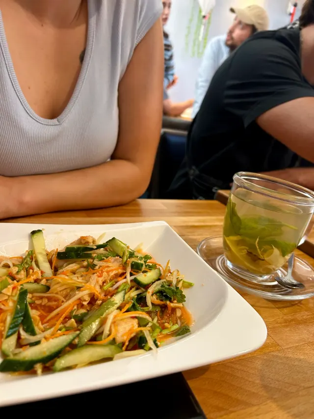 BookNoFees: Bar de tapas – Good morning Vietnam – Aachen – Restaurante con un plato de fideos y verduras, un vaso de té helado, foto 5