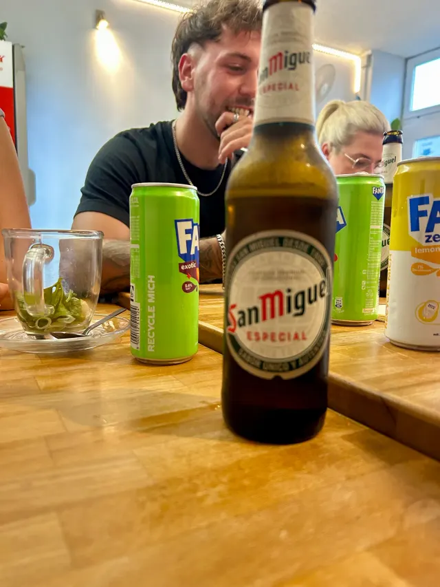 BookNoFees: Bar de tapas – Good morning Vietnam – Aachen – Mesa con una botella de San Miguel Especial y latas de Fanta, foto 2