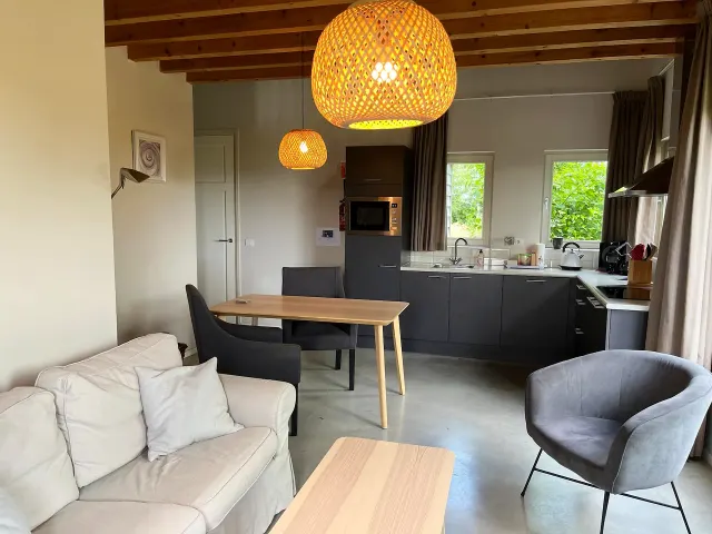 BookNoFees: Una encantadora casita con terraza y jardín – Schoondijke