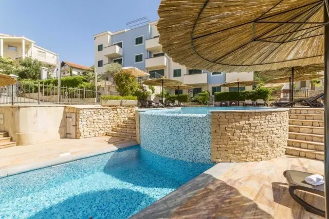 BookNoFees: Tranquilo departamento de vacaciones con vista al mar y piscina – Slatine