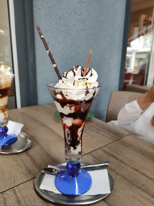 BookNoFees: Restaurante – Eiscafé mit Herz – Meinerzhagen – Heladería con corazón, foto 2