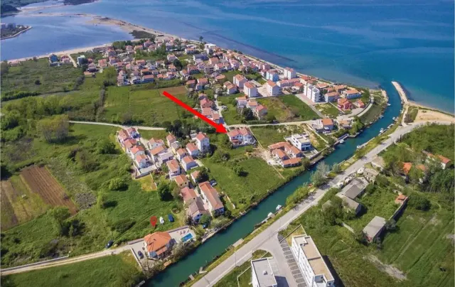 BookNoFees: Un tranquilo departamento tipo estudio con una entrada cubierta y una parra – Nin