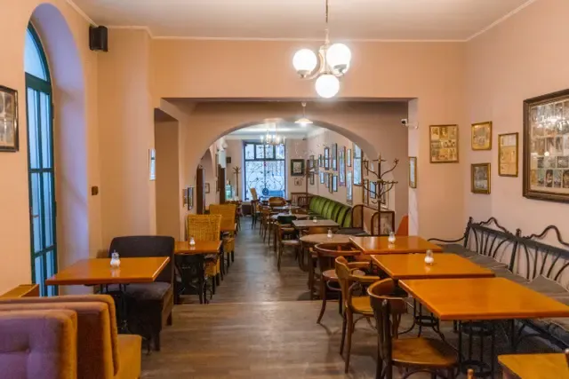 BookNoFees: Cafetería – Choco-Café U Červené židle – Prague – Choco-Café «La silla roja», foto 2