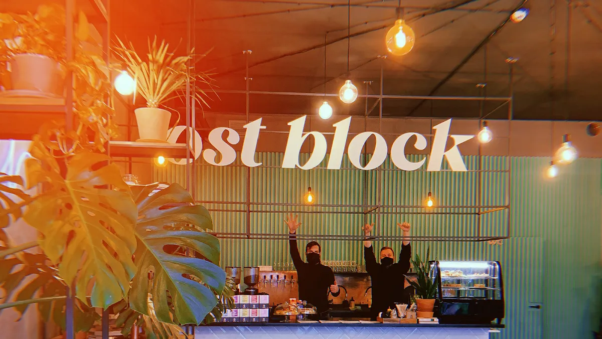 BookNoFees: Cafetería – ost block – Bratislava – bloque del Este, foto 1