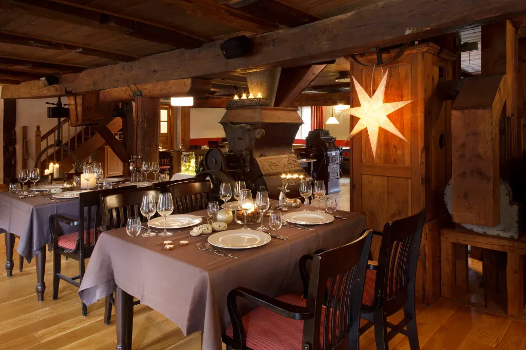 BookNoFees: Restaurante – Almer Schlossmühle – Brilon – Molino del Castillo de Almer, foto 1