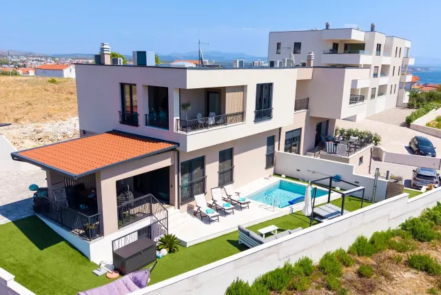 BookNoFees: Apartamento tranquilo con piscina privada y vista al mar – Vodice