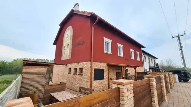 BookNoFees: alojamiento vacacional en Jevišovka – Una casa tranquila y elegante con bodega