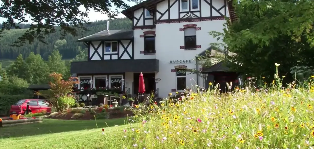 BookNoFees: Cafetería – Café am Kurpark – Lennestadt – Café junto al parque termal, foto 1
