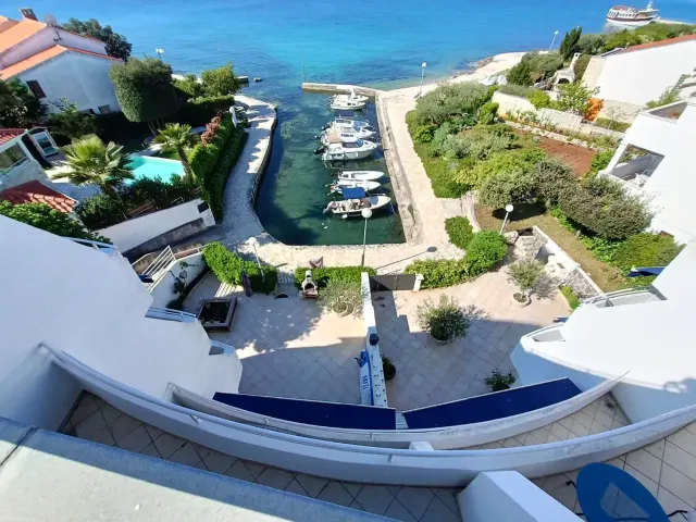 BookNoFees: Apartamento tranquilo en el centro con balcón con vista al mar – Petrcane