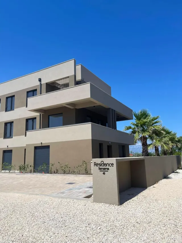 BookNoFees: Departamento recién renovado con terraza y estacionamiento – Privlaka