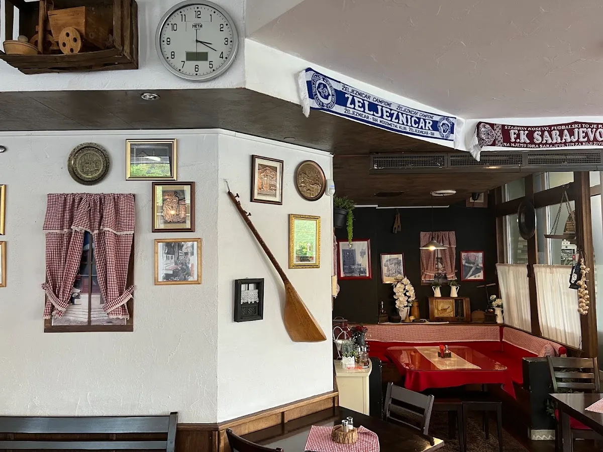 BookNoFees: Bar de tapas – Deset v pol – Ljubljana – Diez y medio, foto 1