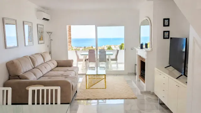 BookNoFees: Amplio departamento dúplex con vistas panorámicas al mar – Mijas