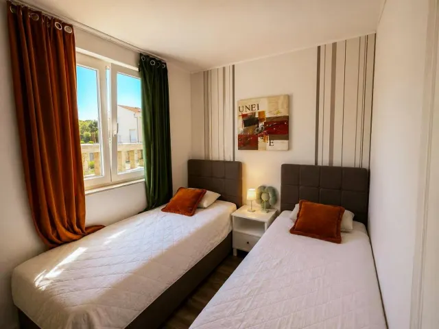 BookNoFees: Apartamento tranquilo frente al mar con balcón y vista al puerto deportivo – Petrcane