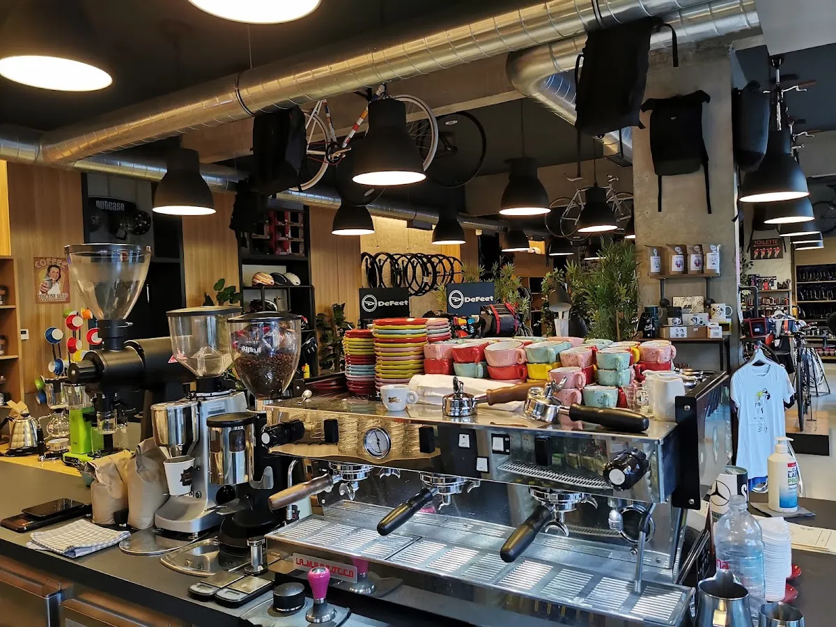 BookNoFees: Cafetería – Bonk – Zagreb – Hola, foto 1