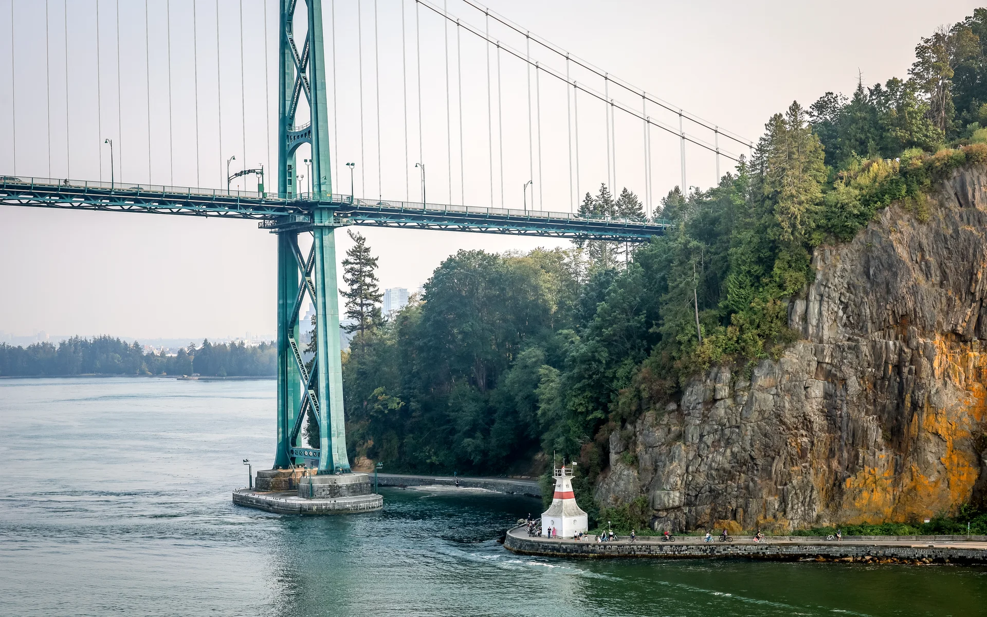 El puente Lions Gate sobre el agua en Vancouver