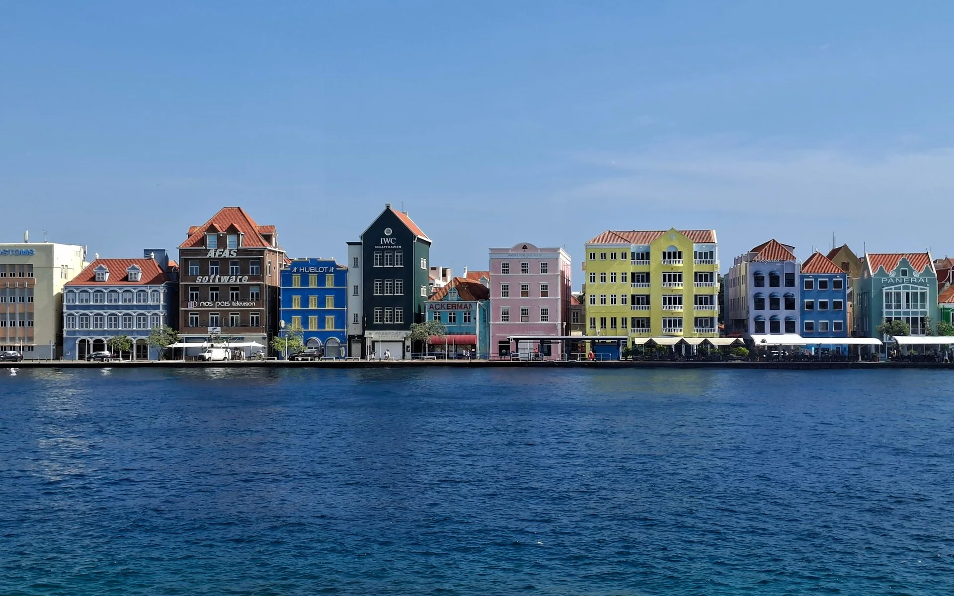 Casas de colores junto al agua en Willemstad, Curazao