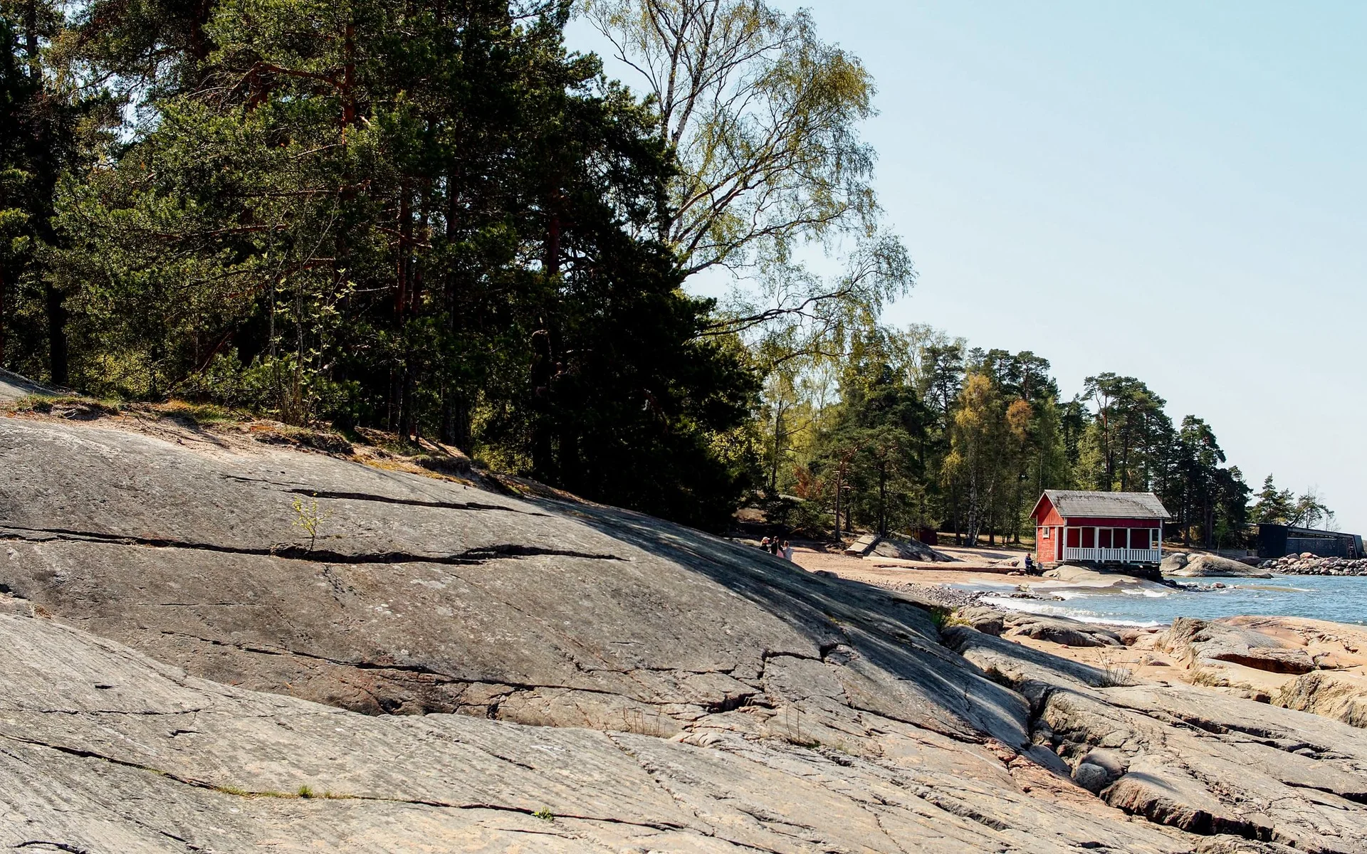 Cabaña roja en la costa rocosa de Helsinki