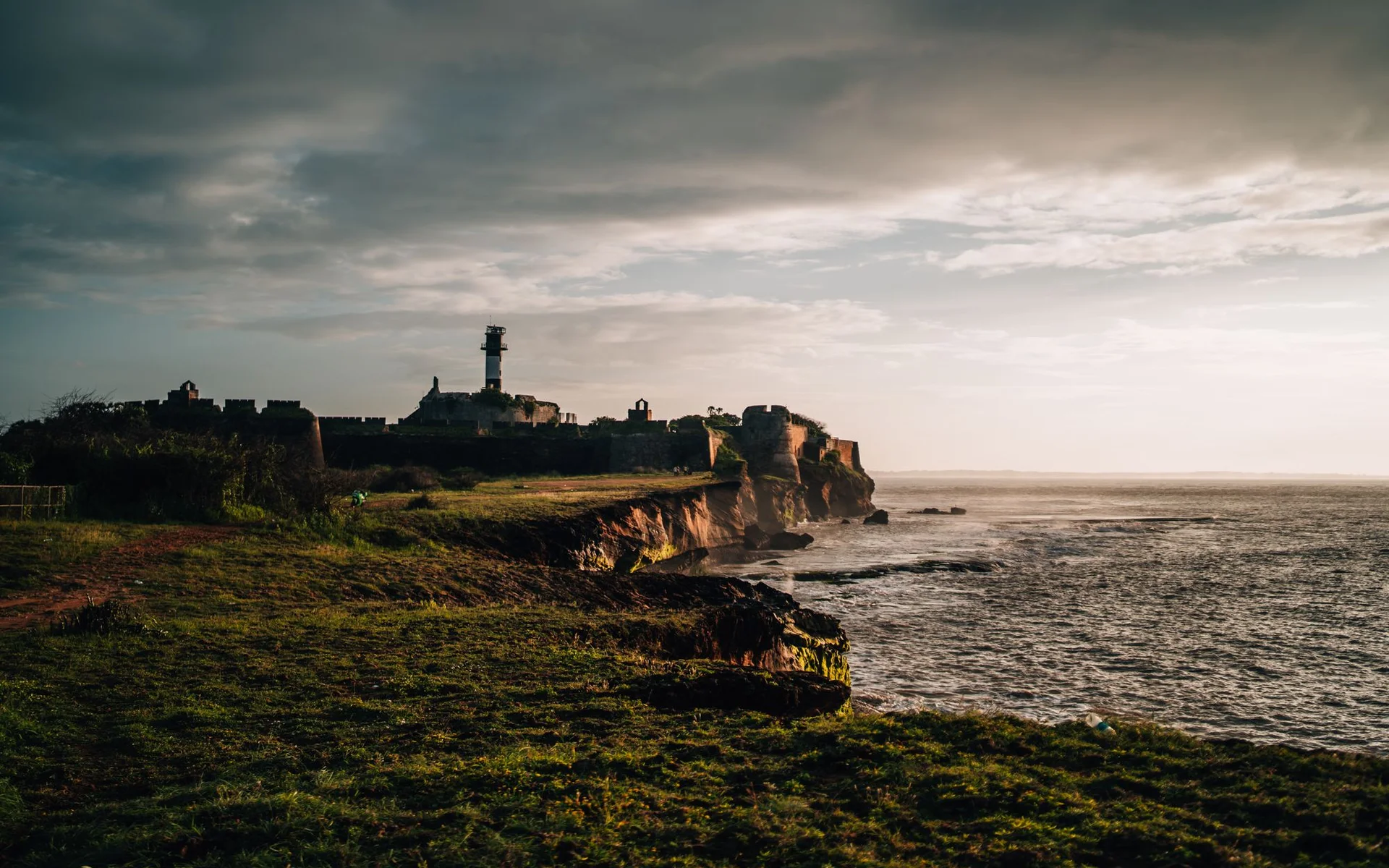 El fuerte de Diu en la costa al atardecer