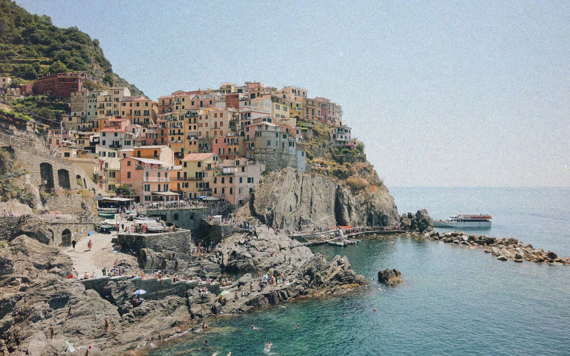 Casas de colores sobre la costa en Manarola, Cinque Terre