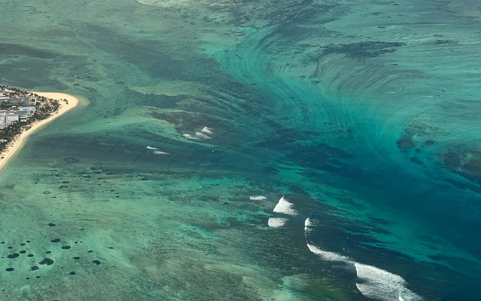 Vista aérea de la costa de Mauricio con el mar de color turquesa
