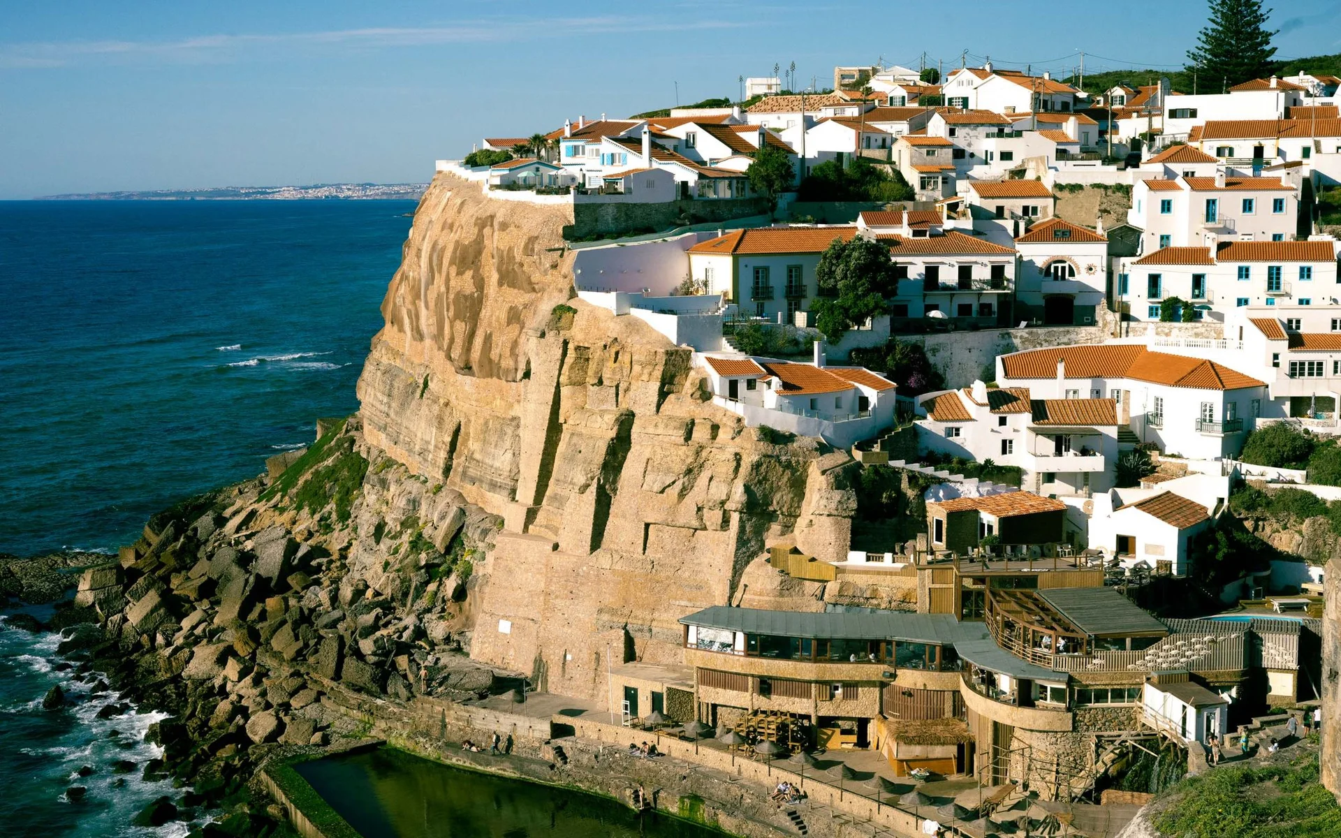 Casas blancas sobre la costa atlántica, cerca de Sintra