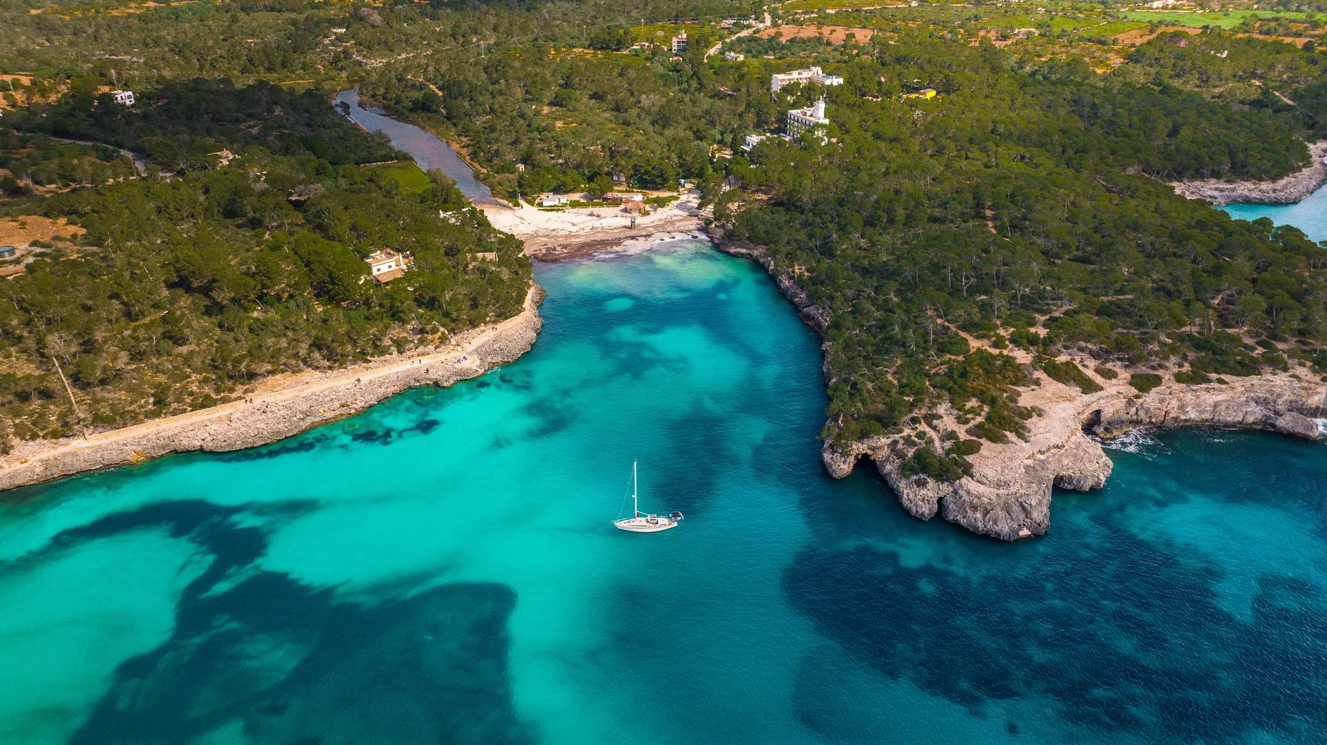 Vista aérea de una cala rocosa con aguas de color turquesa en Mallorca