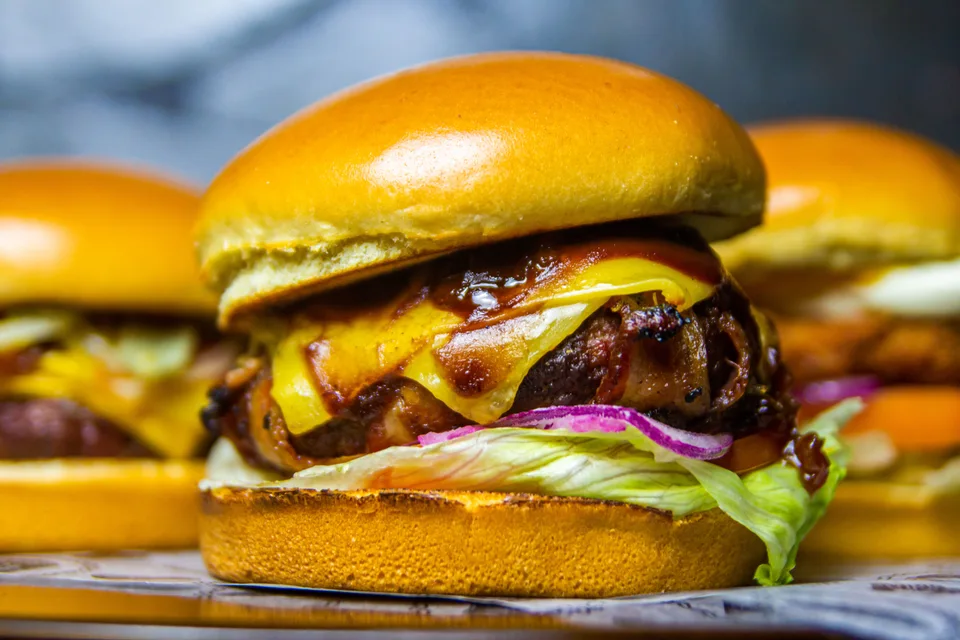 BookNoFees: Foto de ejemplo: Hamburguesa con queso, lechuga y tomate