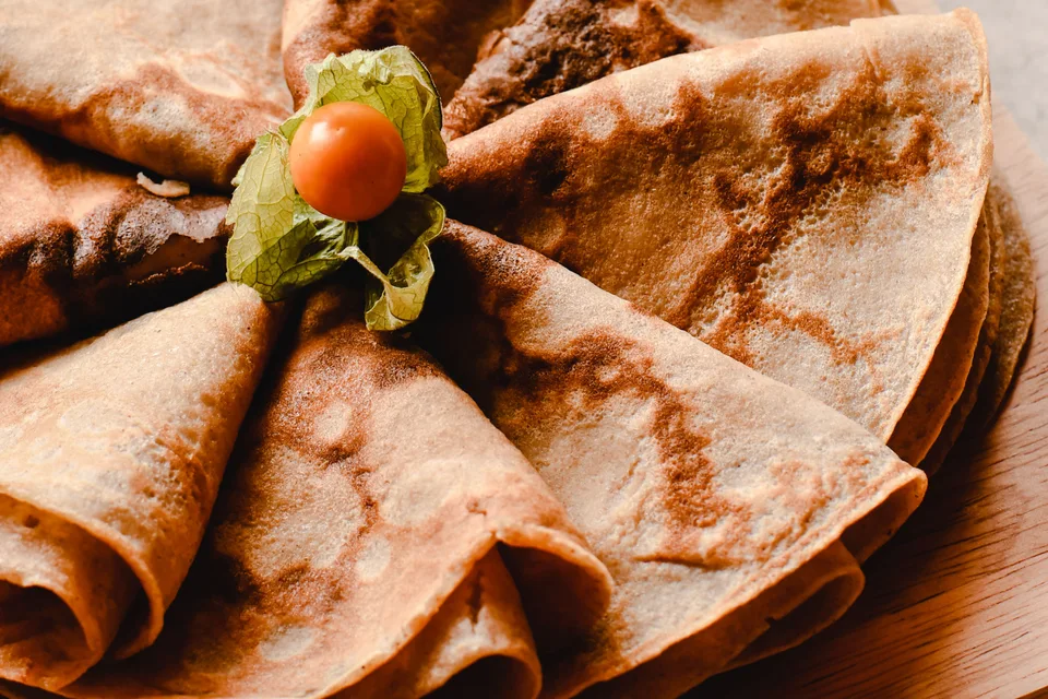 BookNoFees: Foto de ejemplo: Crepes dispuestas en un plato