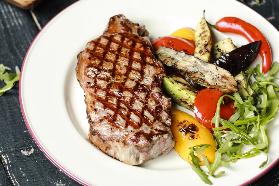 BookNoFees: Foto de ejemplo: Filete a la parrilla acompañado de verduras