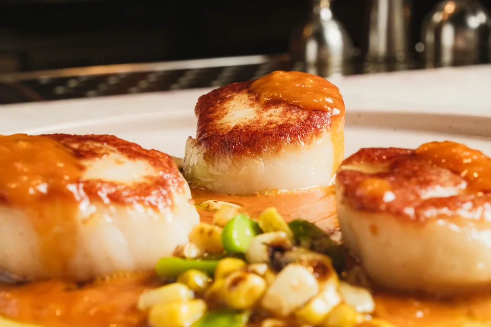 BookNoFees: Foto de ejemplo: Vieiras salteadas en un plato