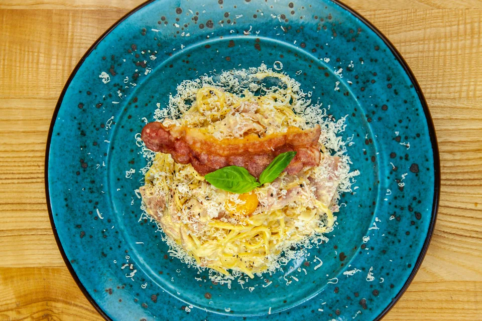 BookNoFees: Foto de ejemplo: Espaguetis a la carbonara en un plato azul