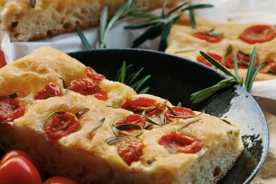 BookNoFees: Foto de ejemplo: Focaccia con tomate y romero