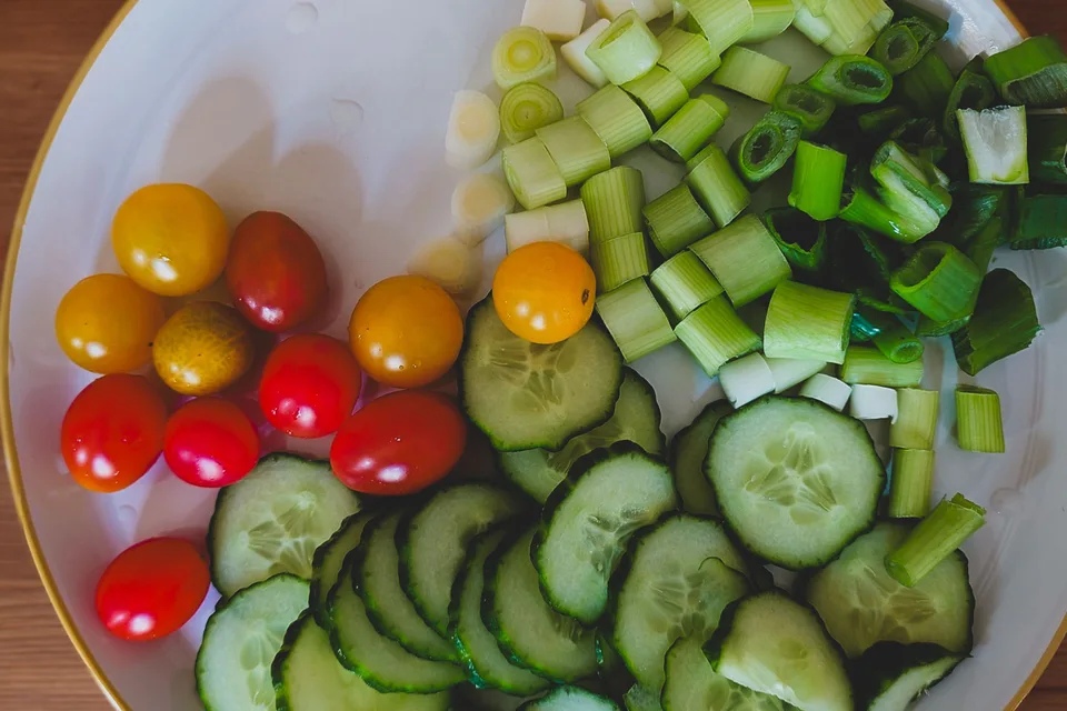 BookNoFees: Foto de ejemplo: Ensalada de verduras con pepino, tomates y cebolletas